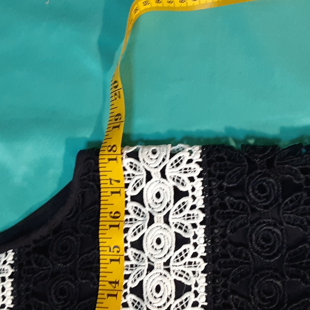 ANN TAYLOR  NAVY AND WHITE LACE TOP PETITE MEDIUM - Picture 8 of 9